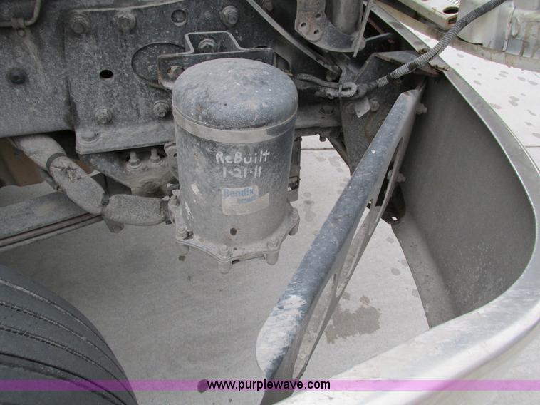 image for item I4238 2007 Freightliner Columbia 120 semi truck