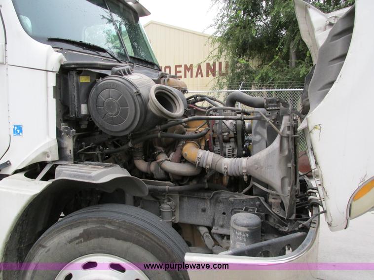 image for item I4238 2007 Freightliner Columbia 120 semi truck