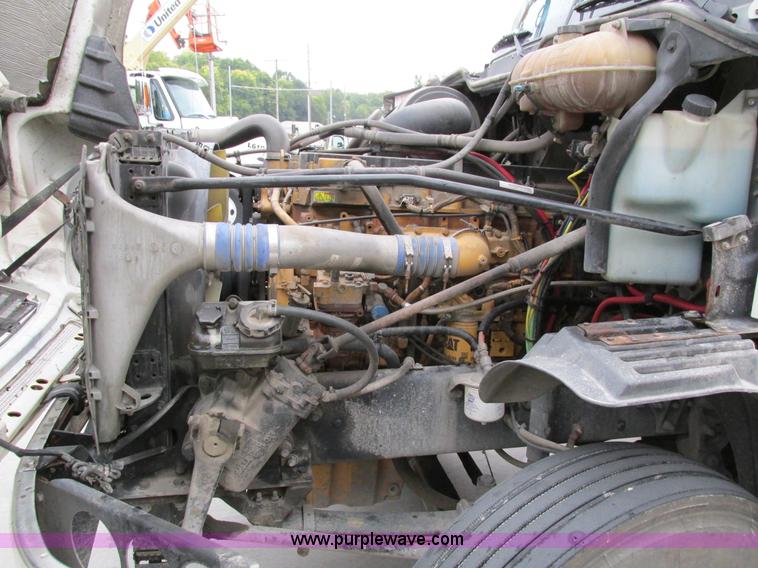 image for item I4238 2007 Freightliner Columbia 120 semi truck