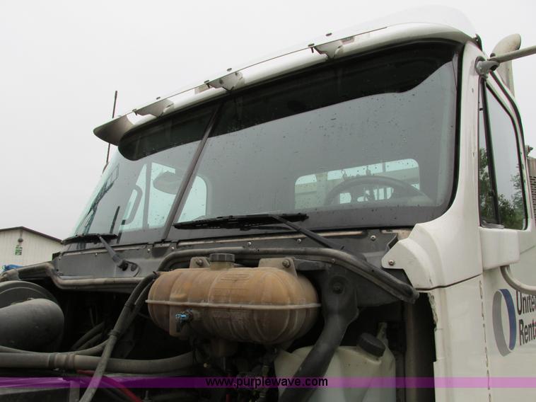 image for item I4238 2007 Freightliner Columbia 120 semi truck