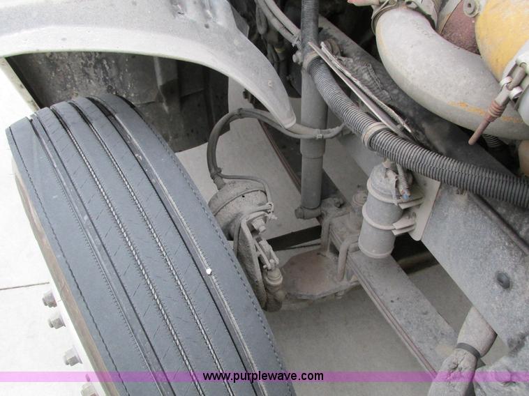 image for item I4238 2007 Freightliner Columbia 120 semi truck