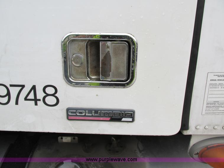 image for item I4238 2007 Freightliner Columbia 120 semi truck