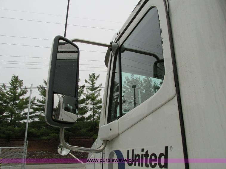 image for item I4238 2007 Freightliner Columbia 120 semi truck