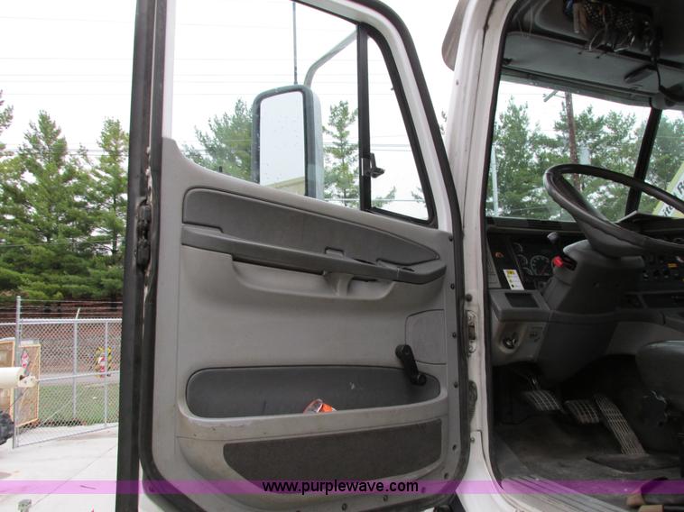 image for item I4238 2007 Freightliner Columbia 120 semi truck