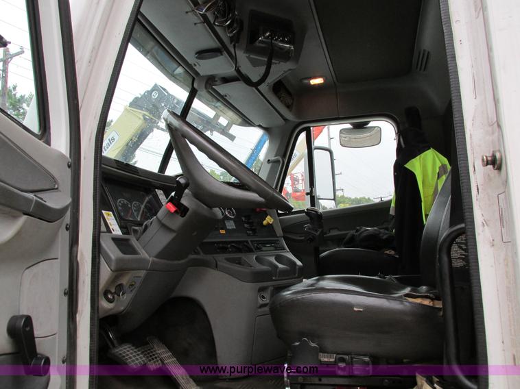 image for item I4238 2007 Freightliner Columbia 120 semi truck