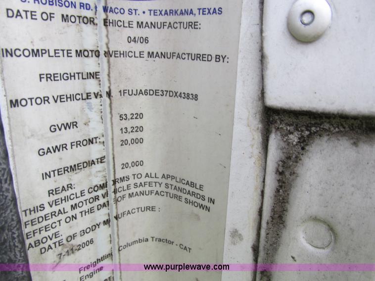 image for item I4238 2007 Freightliner Columbia 120 semi truck