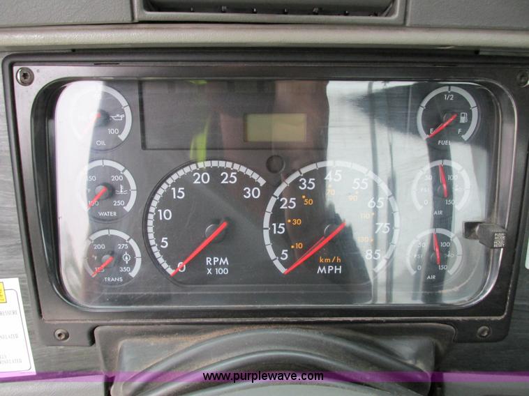 image for item I4238 2007 Freightliner Columbia 120 semi truck