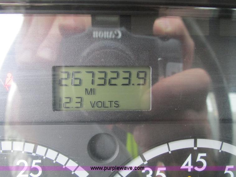 image for item I4238 2007 Freightliner Columbia 120 semi truck