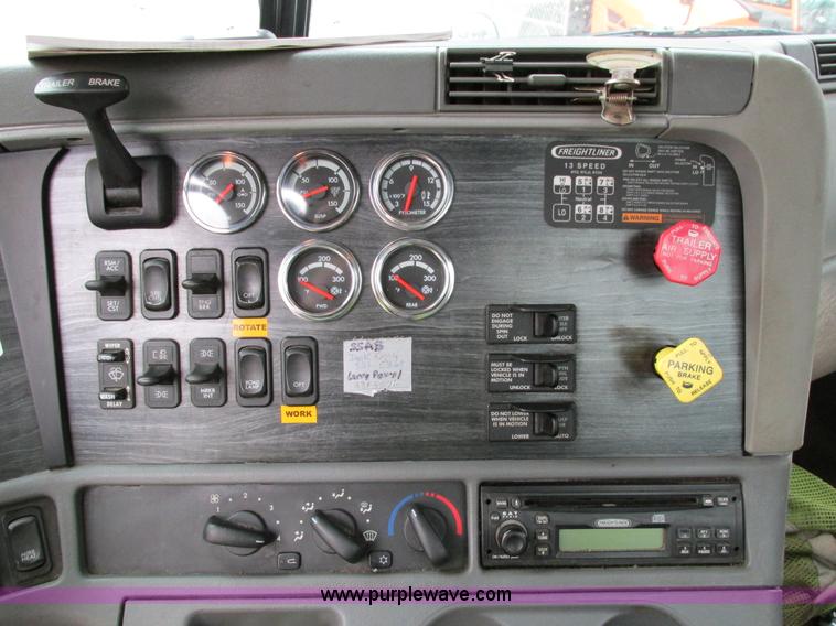 image for item I4238 2007 Freightliner Columbia 120 semi truck