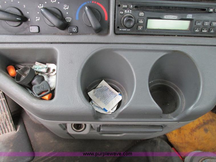 image for item I4238 2007 Freightliner Columbia 120 semi truck