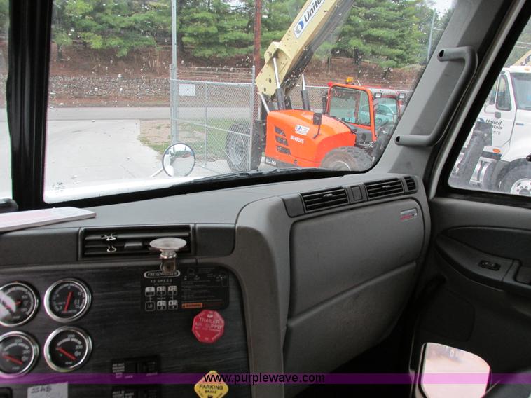 image for item I4238 2007 Freightliner Columbia 120 semi truck