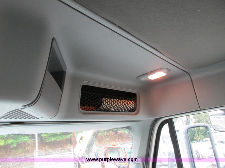 image for item I4238 2007 Freightliner Columbia 120 semi truck