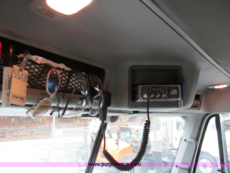 image for item I4238 2007 Freightliner Columbia 120 semi truck