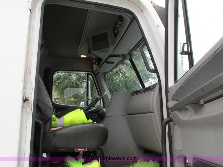 image for item I4238 2007 Freightliner Columbia 120 semi truck