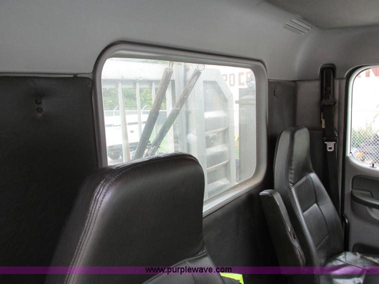 image for item I4238 2007 Freightliner Columbia 120 semi truck