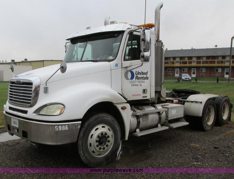 image for item I4239 2006 Freightliner Columbia 120 semi truck