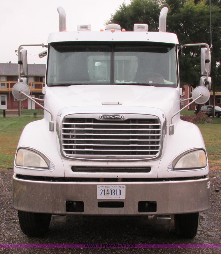 image for item I4239 2006 Freightliner Columbia 120 semi truck
