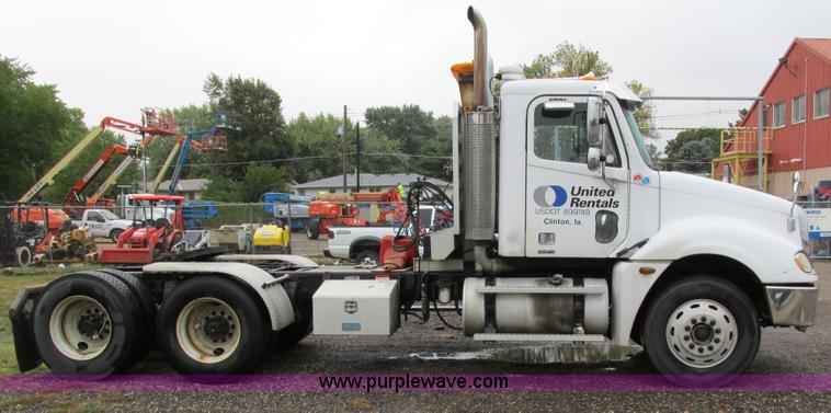 image for item I4239 2006 Freightliner Columbia 120 semi truck