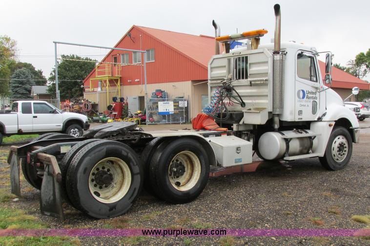 image for item I4239 2006 Freightliner Columbia 120 semi truck