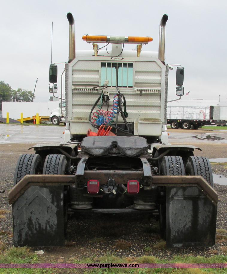 image for item I4239 2006 Freightliner Columbia 120 semi truck