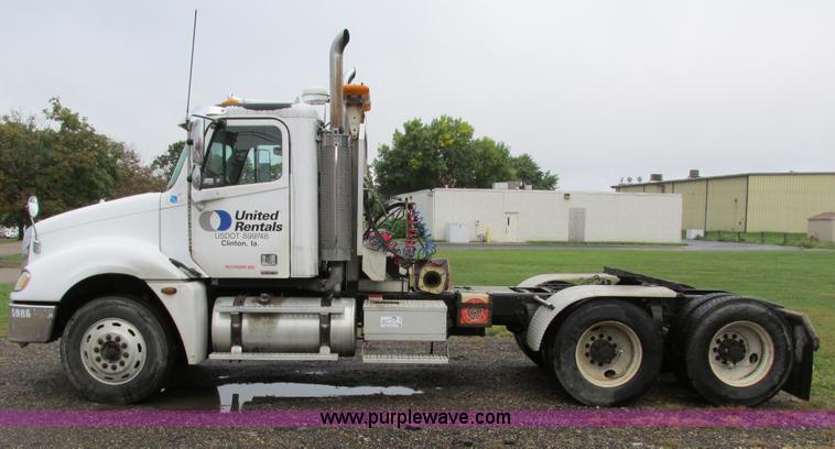 image for item I4239 2006 Freightliner Columbia 120 semi truck