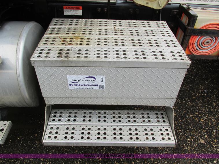 image for item I4239 2006 Freightliner Columbia 120 semi truck