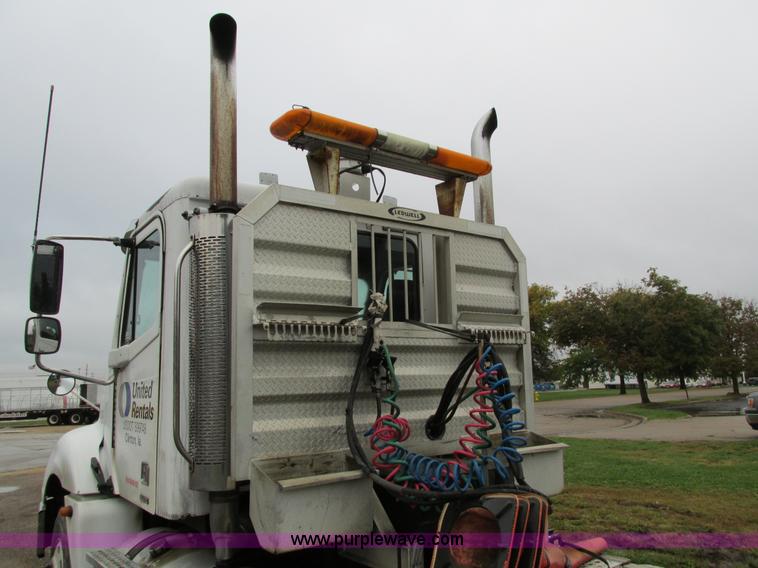 image for item I4239 2006 Freightliner Columbia 120 semi truck