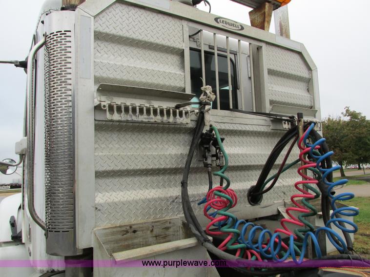 image for item I4239 2006 Freightliner Columbia 120 semi truck