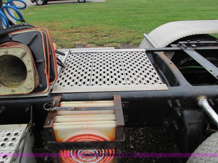 image for item I4239 2006 Freightliner Columbia 120 semi truck