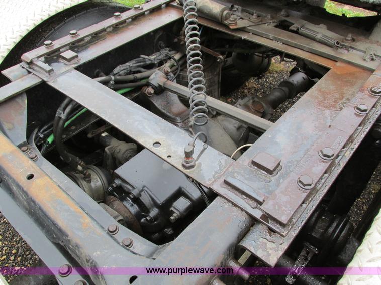 image for item I4239 2006 Freightliner Columbia 120 semi truck