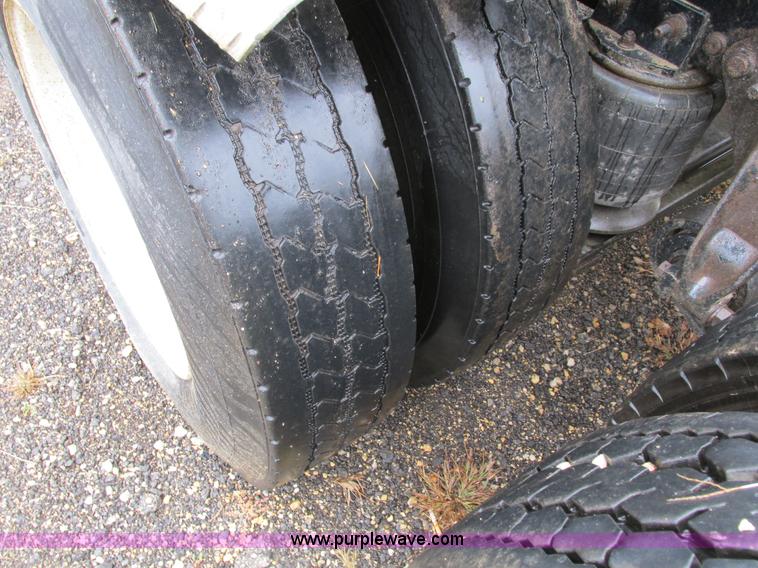 image for item I4239 2006 Freightliner Columbia 120 semi truck