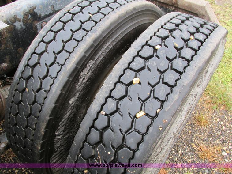 image for item I4239 2006 Freightliner Columbia 120 semi truck