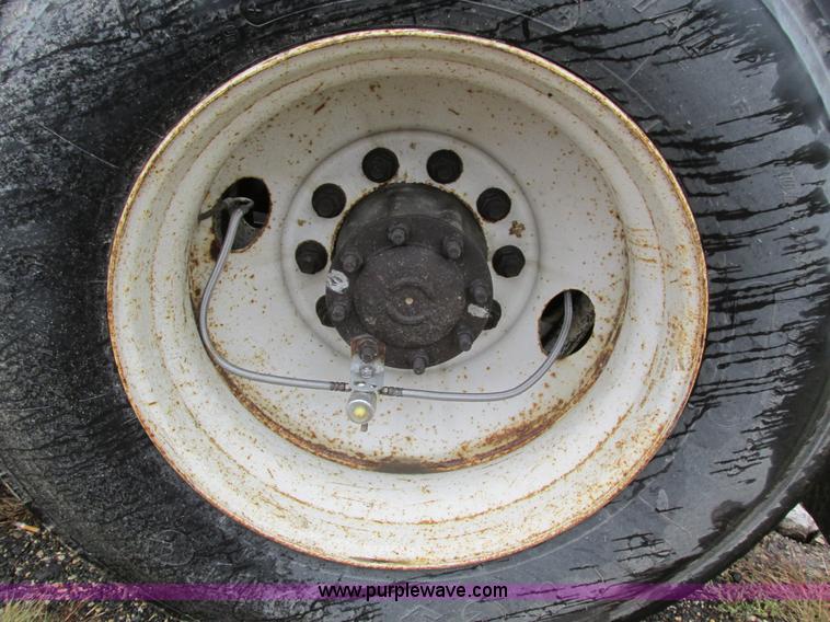 image for item I4239 2006 Freightliner Columbia 120 semi truck