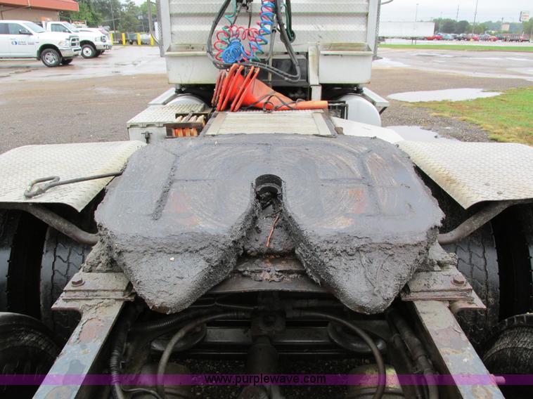 image for item I4239 2006 Freightliner Columbia 120 semi truck