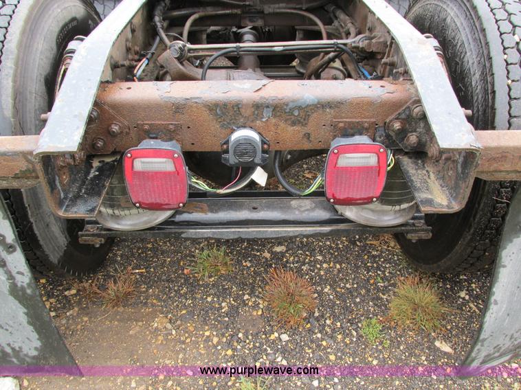 image for item I4239 2006 Freightliner Columbia 120 semi truck