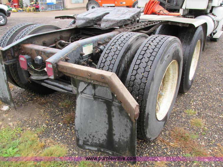 image for item I4239 2006 Freightliner Columbia 120 semi truck