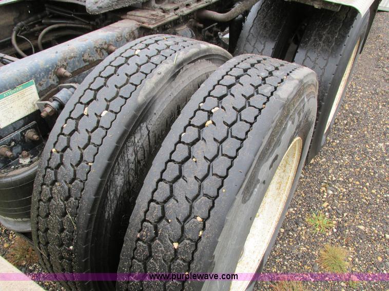 image for item I4239 2006 Freightliner Columbia 120 semi truck