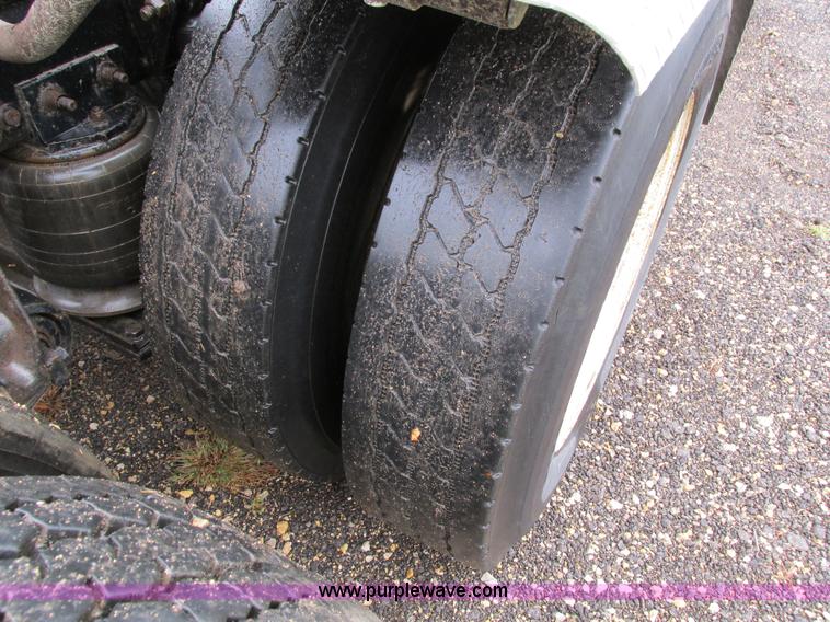 image for item I4239 2006 Freightliner Columbia 120 semi truck