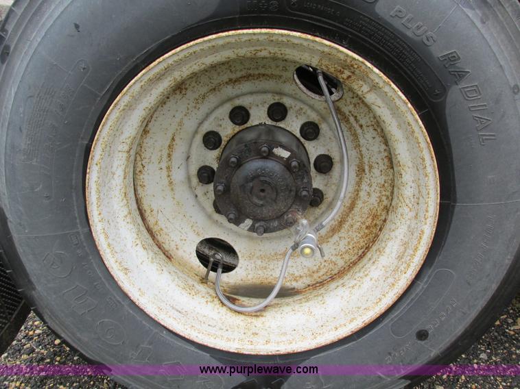 image for item I4239 2006 Freightliner Columbia 120 semi truck