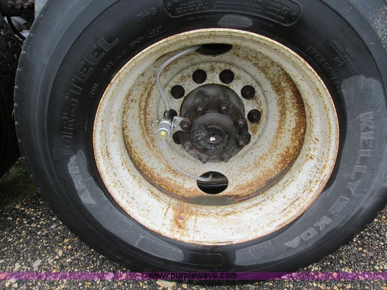 image for item I4239 2006 Freightliner Columbia 120 semi truck