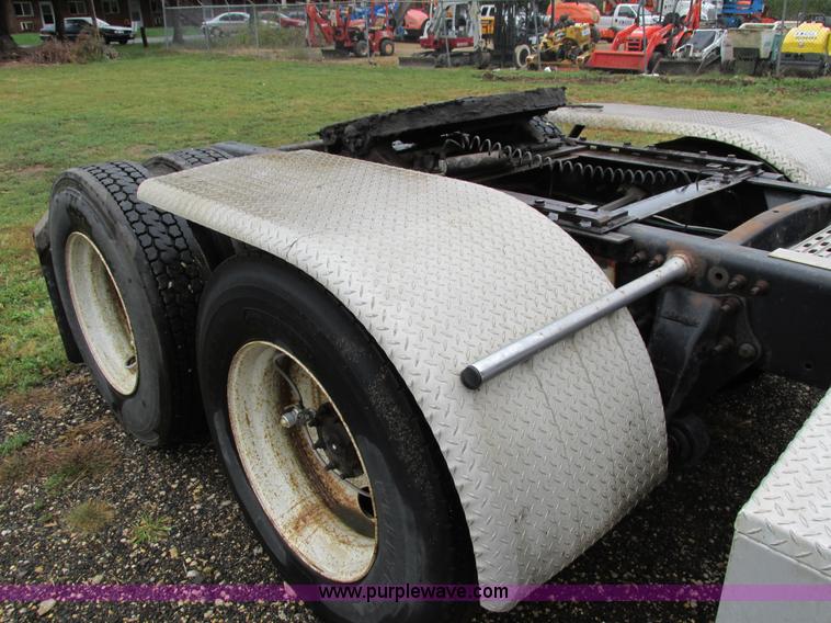 image for item I4239 2006 Freightliner Columbia 120 semi truck