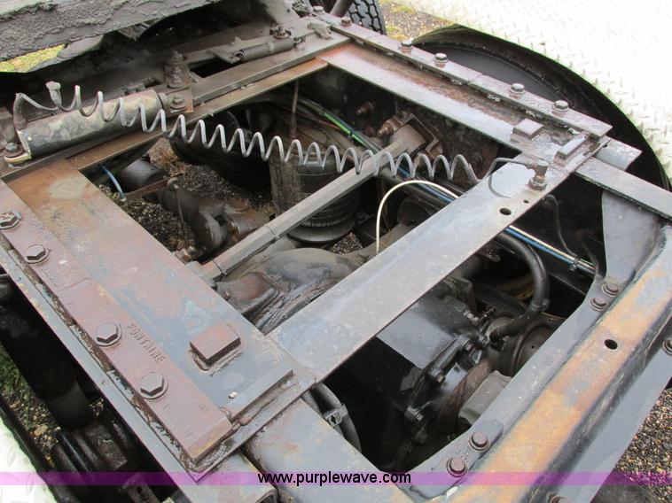 image for item I4239 2006 Freightliner Columbia 120 semi truck