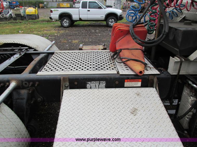 image for item I4239 2006 Freightliner Columbia 120 semi truck