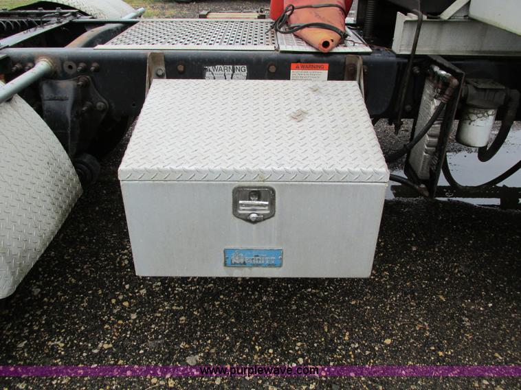 image for item I4239 2006 Freightliner Columbia 120 semi truck