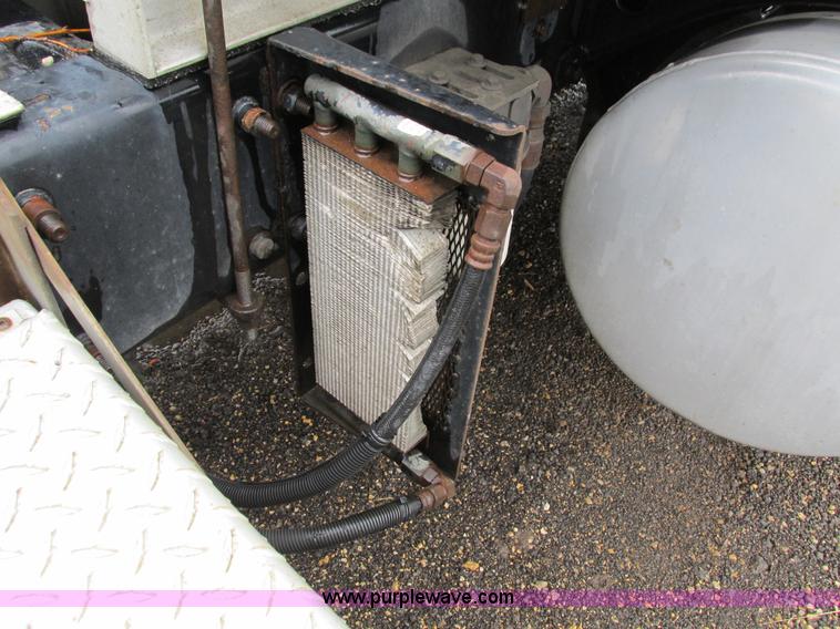 image for item I4239 2006 Freightliner Columbia 120 semi truck