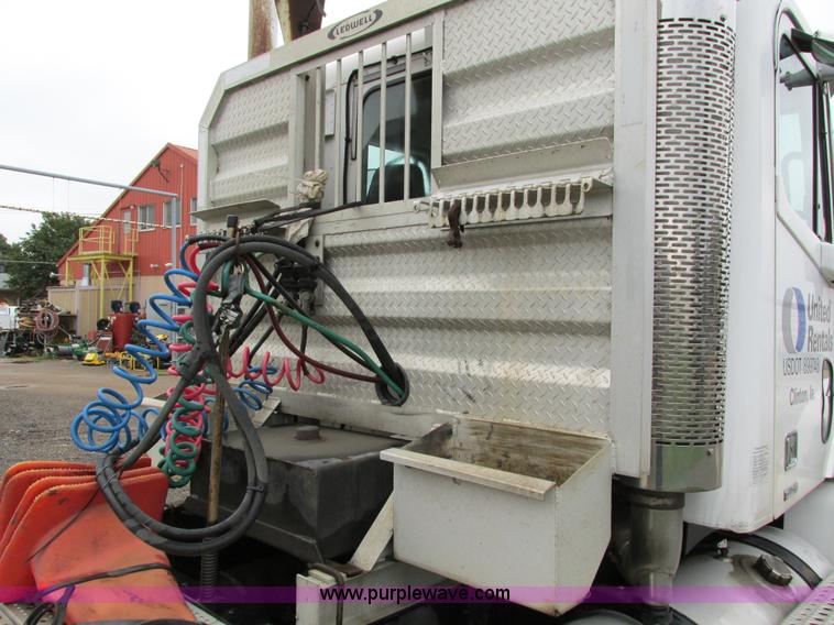 image for item I4239 2006 Freightliner Columbia 120 semi truck