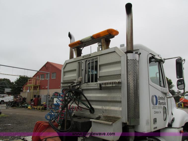 image for item I4239 2006 Freightliner Columbia 120 semi truck