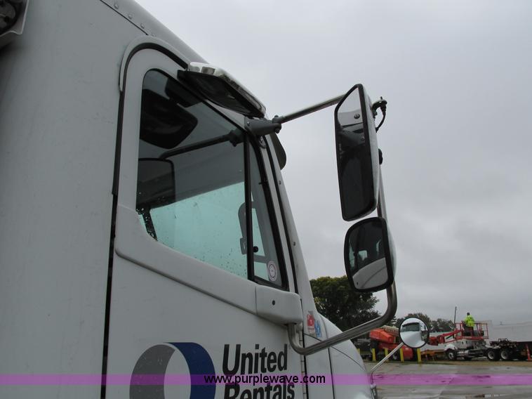 image for item I4239 2006 Freightliner Columbia 120 semi truck