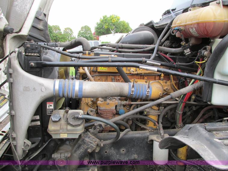 image for item I4239 2006 Freightliner Columbia 120 semi truck