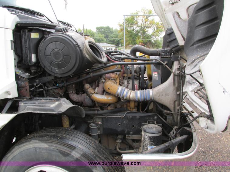 image for item I4239 2006 Freightliner Columbia 120 semi truck